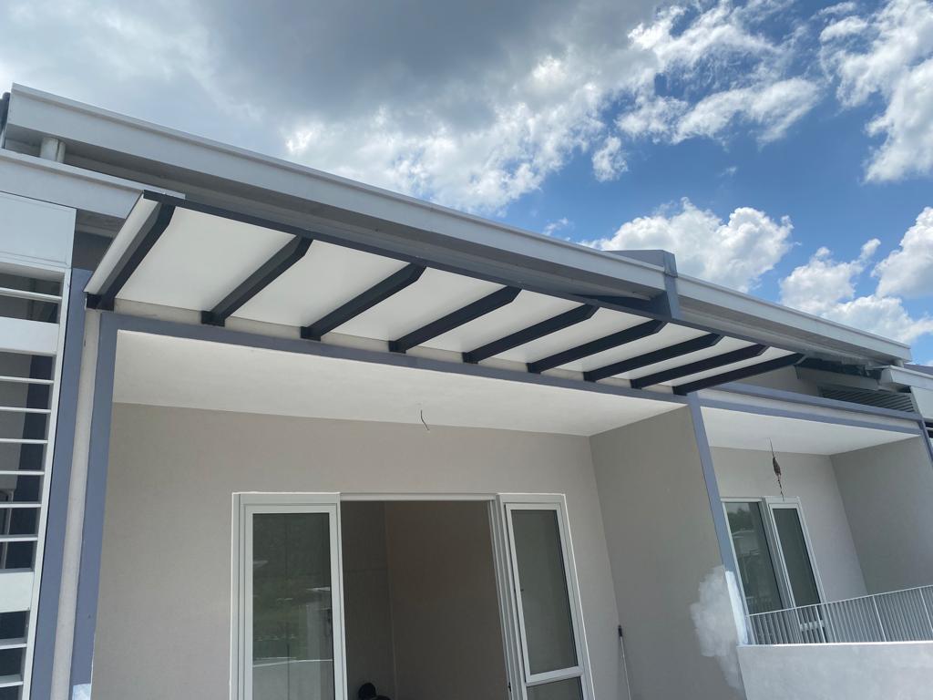 A Petaling Jaya family enjoys a worry-free outdoor gathering under a beautiful retractable awning.